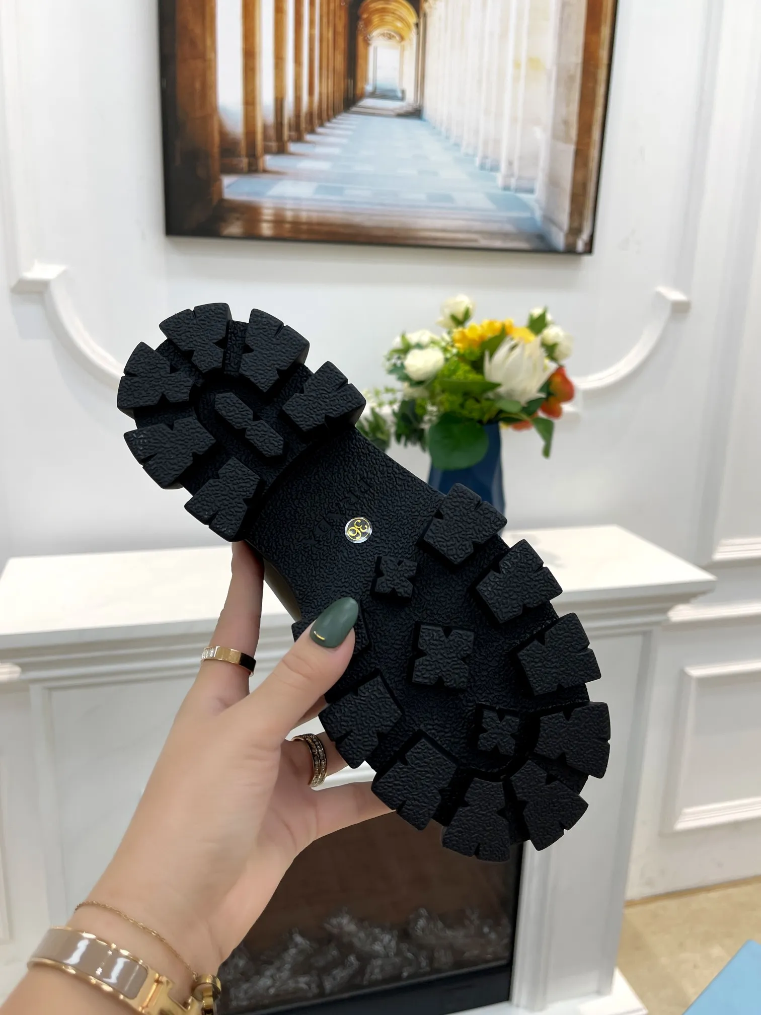 👟👟Ex-factory price 480👟👟 PRADA Prada loafers are now available! Top version! ! Copy the original! All sides are oily! Has a high-end temperament! Fabric: Grade A open-edge beaded cowhide. Buckle: Original board molded, never deformed. Lining: Silk cowhide, soft and smooth. Feet: Silk cowhide comfortable. Number of yards: 35-40.